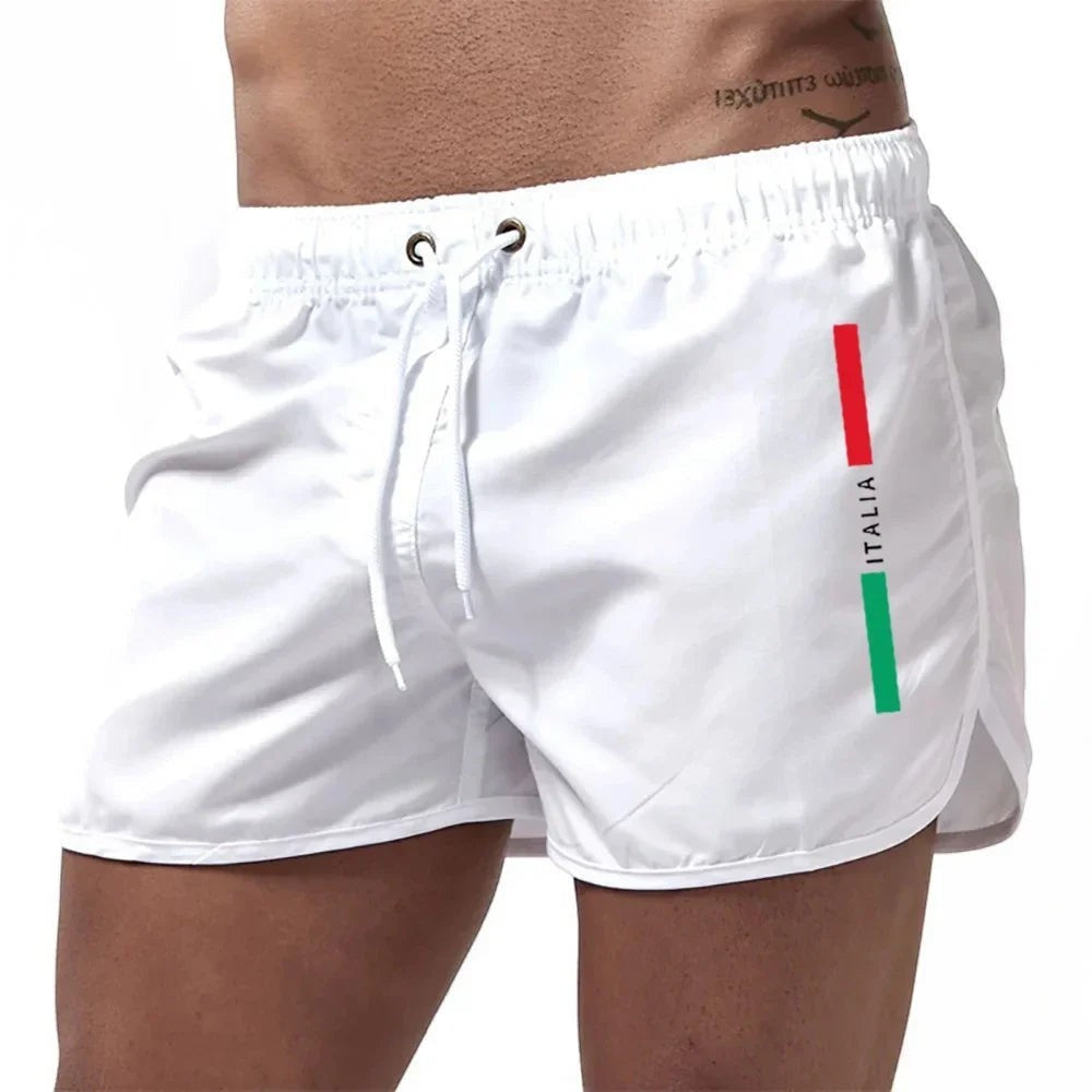 Bañadores blancos de secado rápido para hombre de Variedad Online con detalle de bandera italiana y cordón ajustable.
