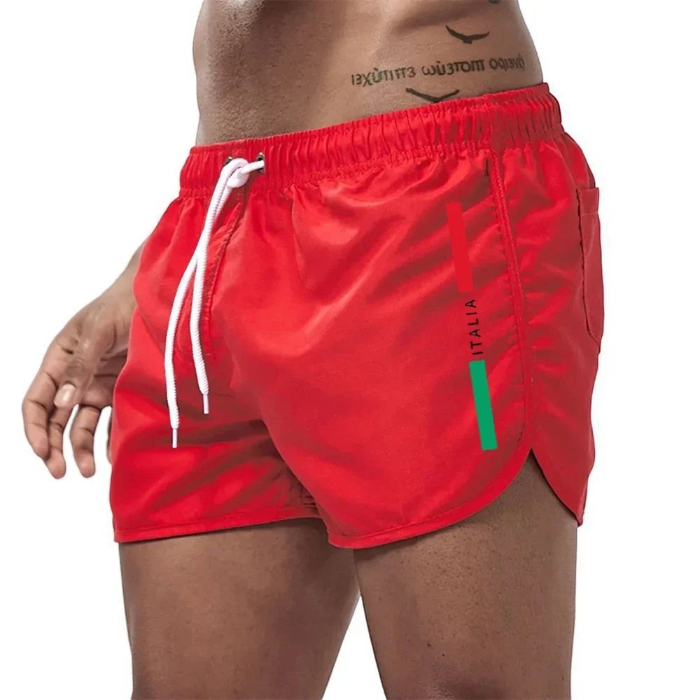 Bañadores rojos de secado rápido para hombre de Variedad Online con cordón ajustable y detalle de bandera italiana.