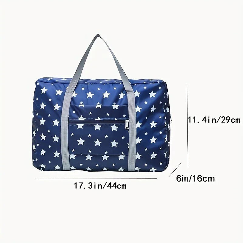 Bolsa de viaje plegable azul marino con estampado de estrellas blancas, nailon resistente al agua, asas grises y bolsillo frontal con cremallera.