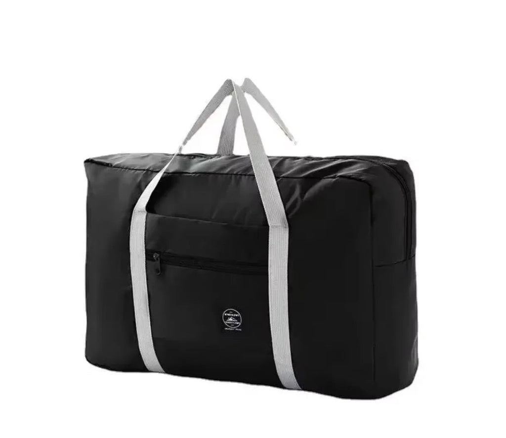 Bolsa de viaje plegable negra de nailon resistente al agua de Variedad Online con asas grises y bolsillo frontal con cremallera.