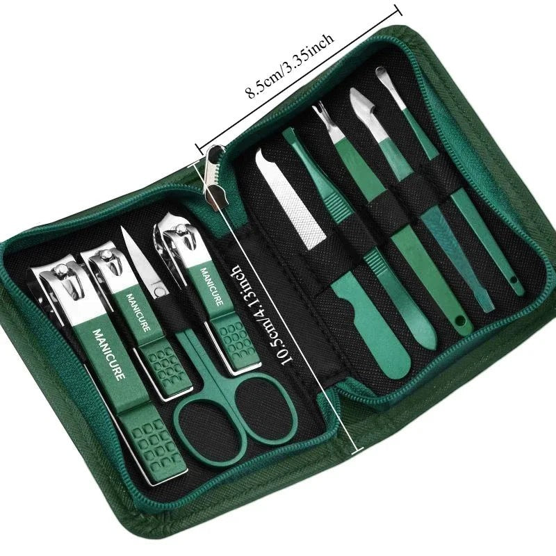 Estuche de manicura profesional Variedad Online de seis piezas en acero inoxidable verde con cortaúñas, tijeras, lima y herramientas para cutículas.