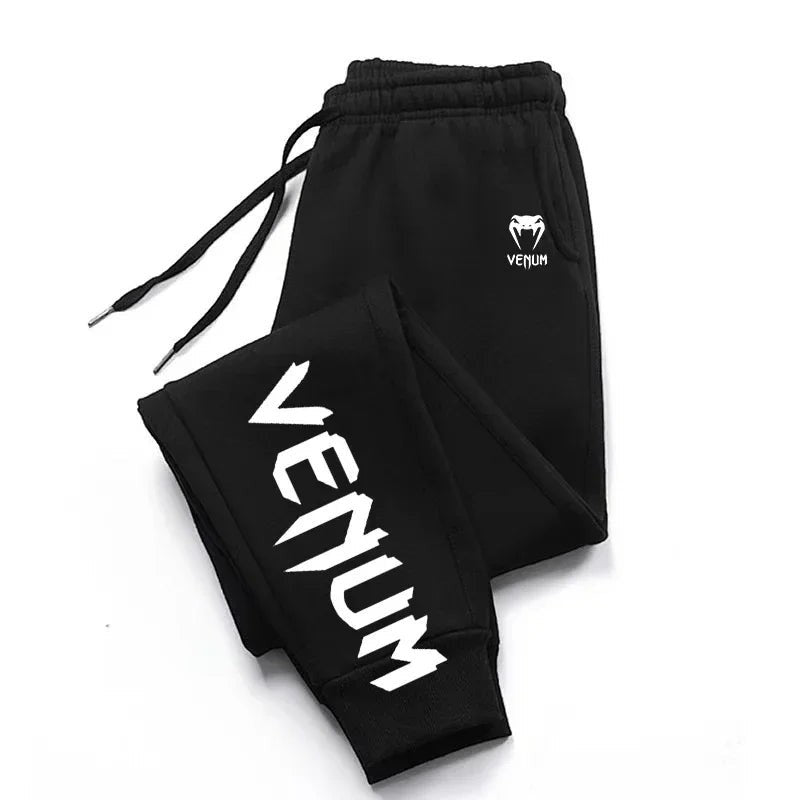 Pantalones de chándal negros Venum para hombre con logo en el muslo y estampado lateral. Cintura con cordón.