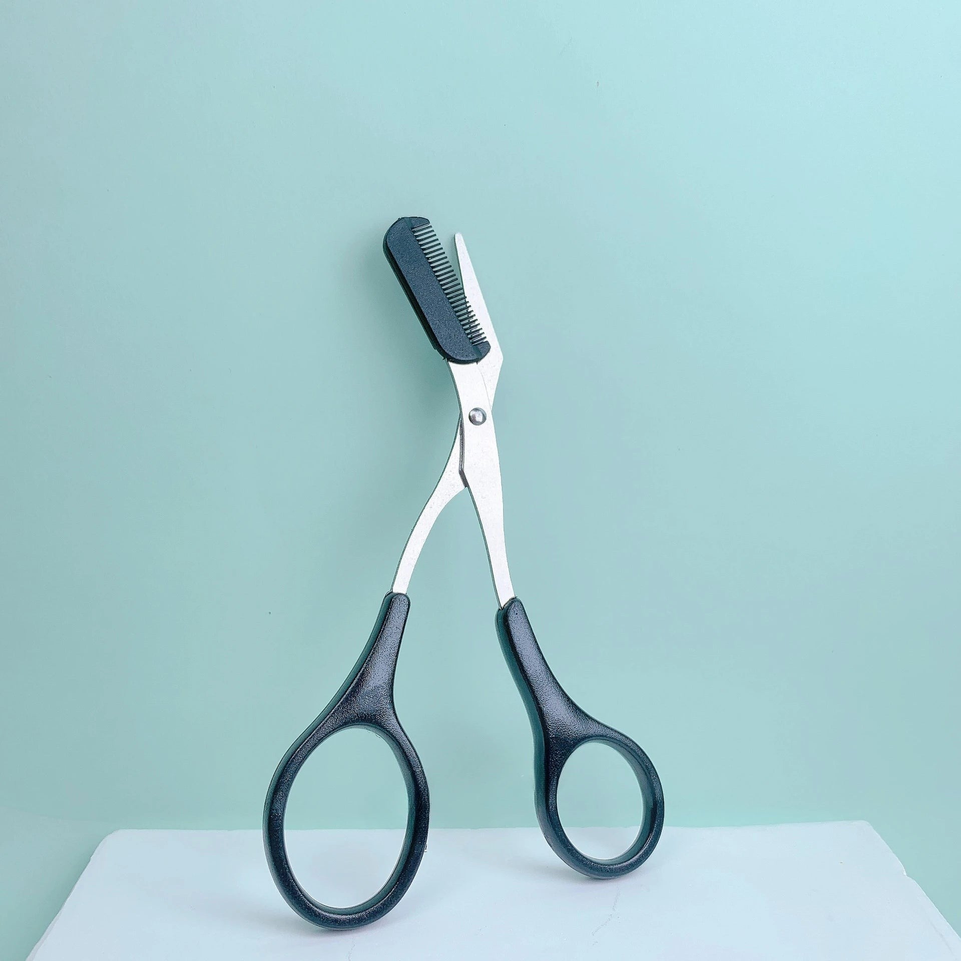 Variedad Online tijeras para cejas de acero inoxidable con peine integrado, color negro y plateado, para dar forma y recortar cejas.