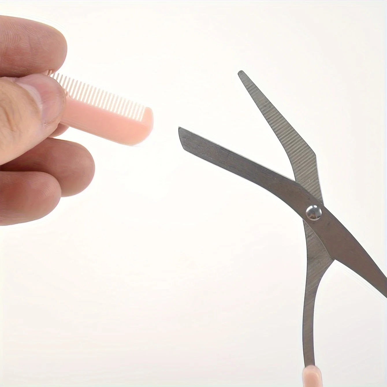 Tijeras para cejas Variedad Online de acero inoxidable con peine integrado rosa para dar forma y recortar cejas.