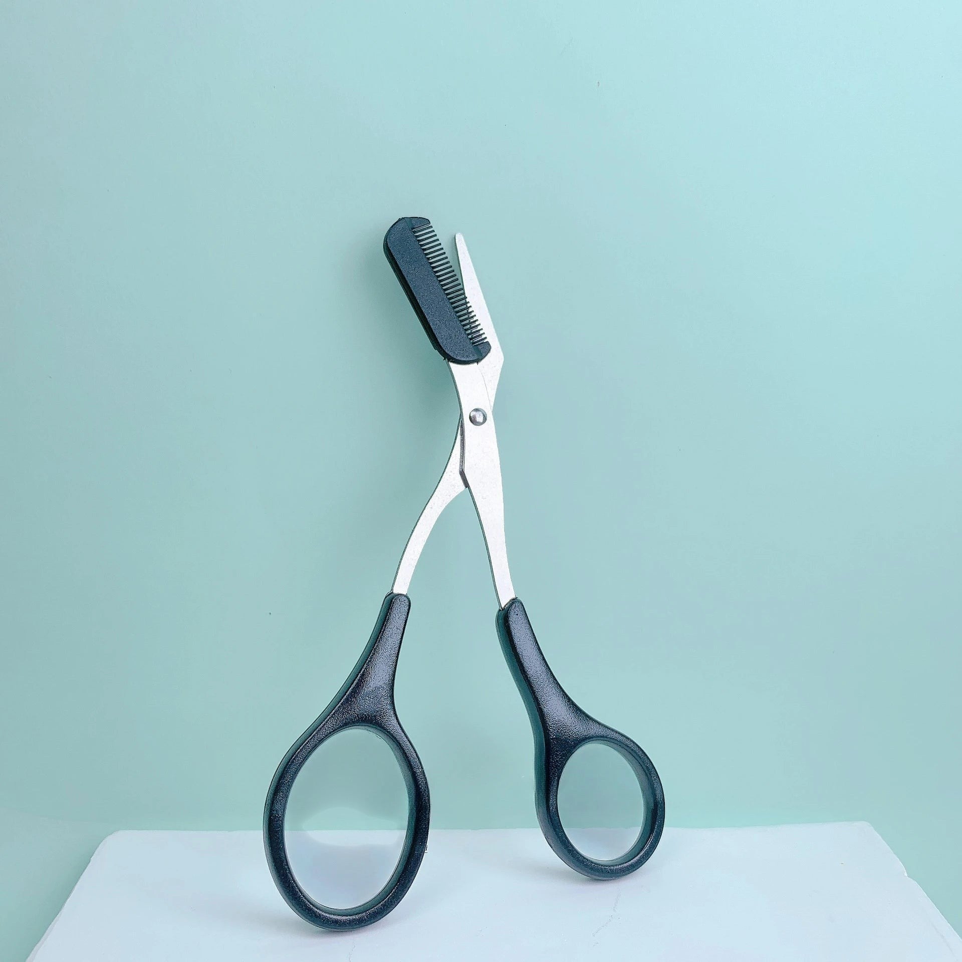 Variedad Online tijeras para cejas de acero inoxidable con peine integrado, color rosa y negro, para dar forma y recortar cejas.